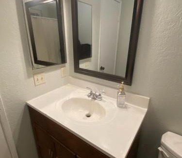 Circle Area Apartment | Parking,Pet,2bd,2b,WIFI,Smart TVs,Walk to Food,Fun