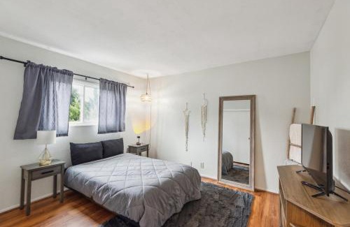 Circle Area Apartment | Parking,Pet,2bd,2b,WIFI,Smart TVs,Walk to Food,Fun