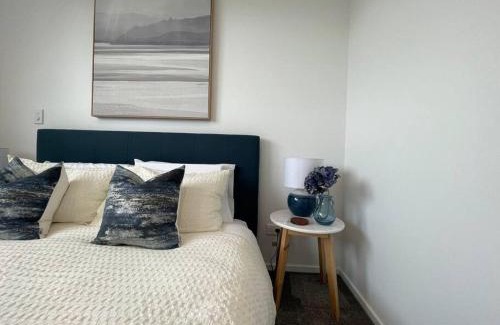 Upper Riccarton House | Parkside Retreat - 3 Beds -Sleeps 6 Near Westfield