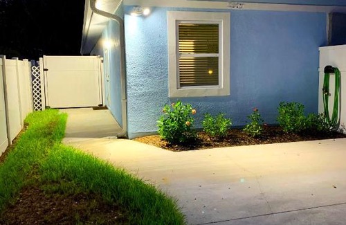 Alta Vista House | Parrot Paradise Sarasota Near Beaches and Pinecraft