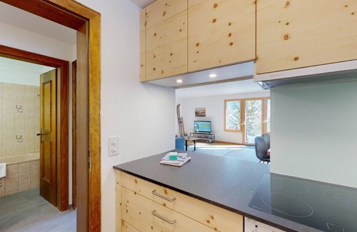 Champfer Apartment | Partially renovated, bright 3 1/2 room apartment on the ground floor with a sunn