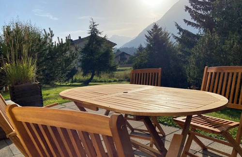 Champfer Apartment | Partially renovated, bright 3 1/2 room apartment on the ground floor with a sunn