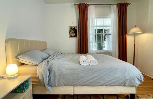 North Central House | Pasadena Quiet Gem with Fiber Internet WiFi and Workspace