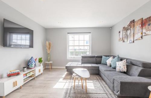 Southend-on-Sea House | Pass the Keys 4-Bedroom Seafront House in Southend Sea Views