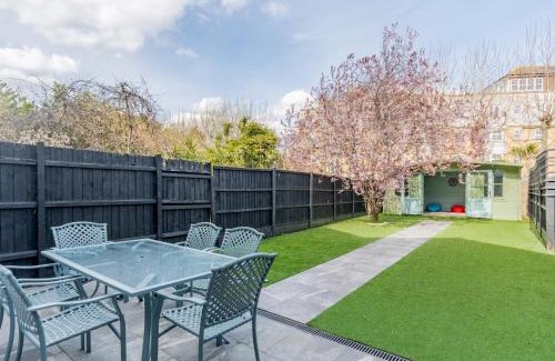 Southend-on-Sea House | Pass the Keys 4-Bedroom Seafront House in Southend Sea Views