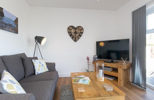 Rhosgoch House | Pass the Keys Adorable 1 bedroom Country Cottage couplessingles