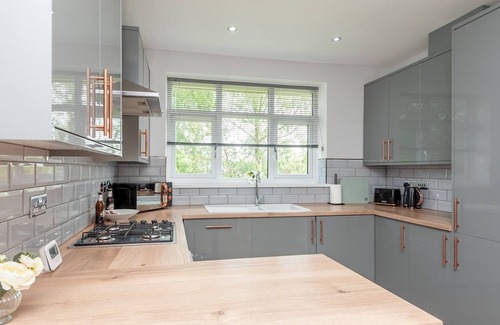 Chapeltown Apartment | Pass the Keys | Alwoodley Hub Serene Retreat