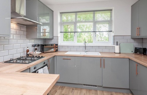 Chapeltown Apartment | Pass the Keys | Alwoodley Hub Serene Retreat