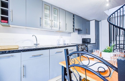 Basildon House | Pass the Keys | Beautiful cosy apartment