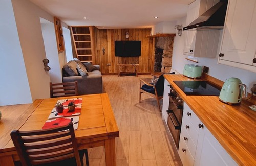 Bridford House | Pass the Keys | Charming 19th century country cottage for 2 guests