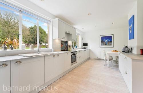 Esher House | Pass the Keys Designer Cottage w Parking Beautiful Esher