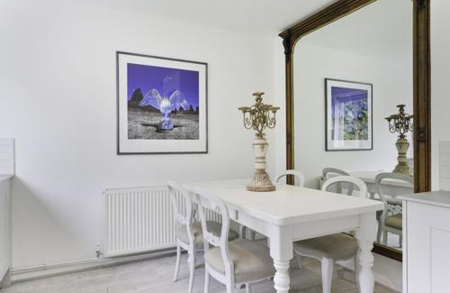 Esher House | Pass the Keys Designer Cottage w Parking Beautiful Esher
