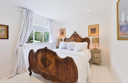 Esher House | Pass the Keys Designer Cottage w Parking Beautiful Esher