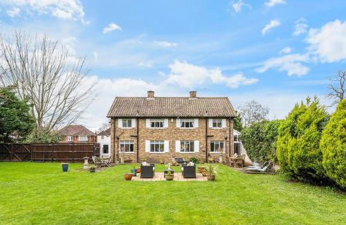 Esher House | Pass the Keys Designer Cottage w Parking Beautiful Esher