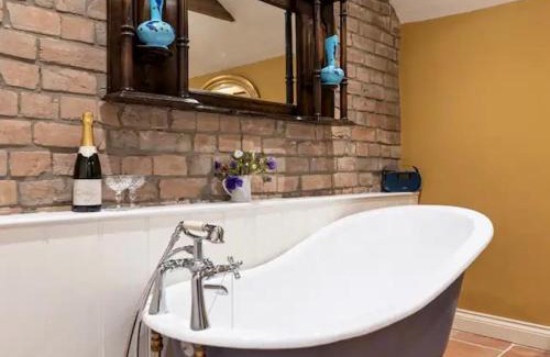 Wedmore House | Pass The Keys Goose Feather Barn, Wedmore luxury cottage for two