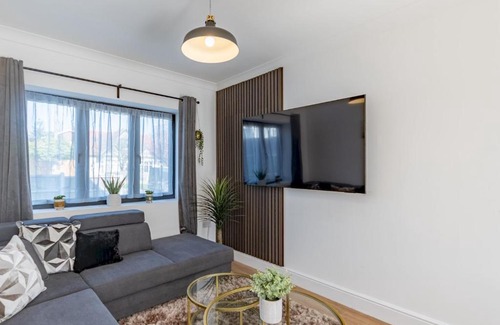 Hawkwell House | Pass the Keys Hawkwell Hideaway Large 4 bedroom Home Hockley