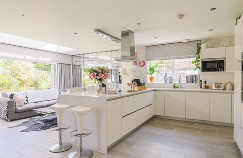 Winkfield House | Pass the Keys | Luxury Villa with Hot Tub - 5 minutes to Legoland