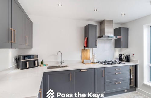 Ascot House | Pass the Keys | Modern Townhouse with Garden and Parking in Ascot