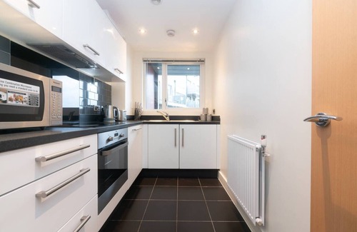 Whittington Apartment | Pass the Keys | Modern 2 bedroom and 2 Bath Apartment in London
