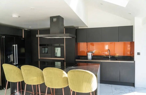 Quedgeley Apartment | Pass the Keys | Modern spacious home | Hot Tub | Garden | Parking