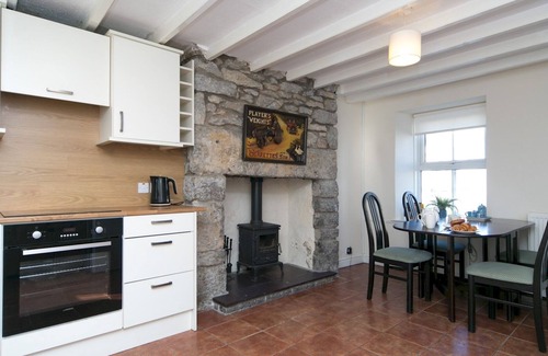 Benllech House | Pass the Keys | Spacious Cottage in central Benllech with parking