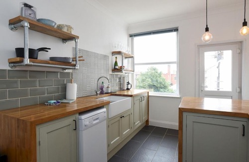 Portsmouth Apartment | Pass the Keys Spacious Southsea Top Floor Apartment with Parking