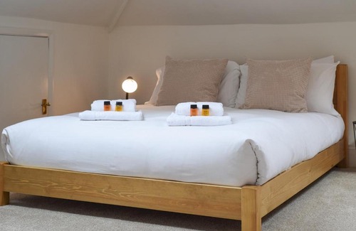 Portsmouth Apartment | Pass the Keys Spacious Southsea Top Floor Apartment with Parking