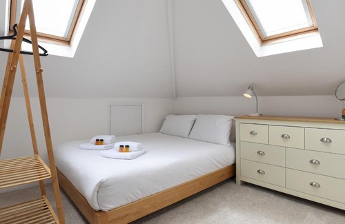Portsmouth Apartment | Pass the Keys Spacious Southsea Top Floor Apartment with Parking