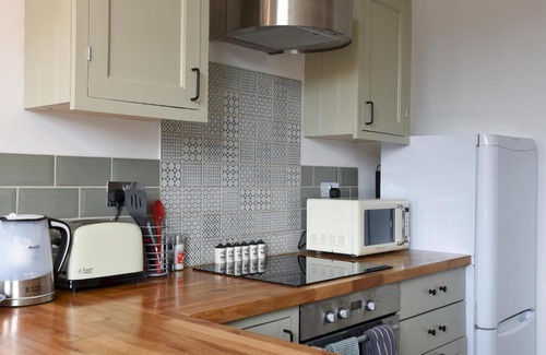 Portsmouth Apartment | Pass the Keys Spacious Southsea Top Floor Apartment with Parking
