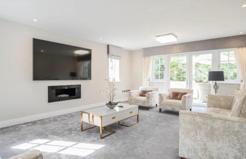 Fetcham House | Pass The Keys Stunning 5 Bedroom Spacious Home