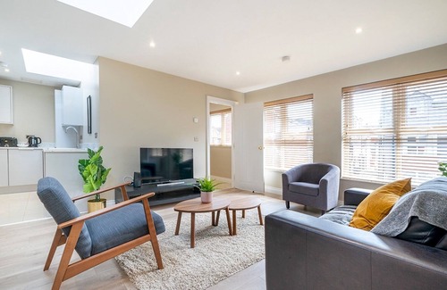 Ormeau Apartment | Pass the Keys | Stunning 2BR Apt in Fab Location with Top Amenities