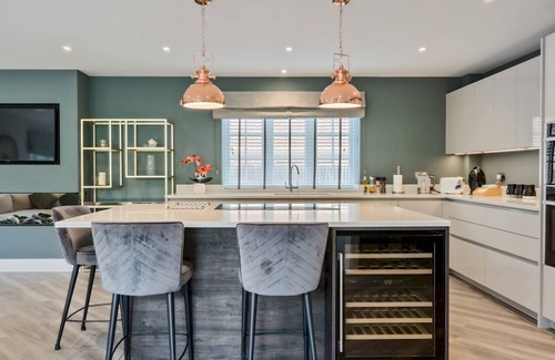 Fetcham House | Pass The Keys Stunning 5 Bedroom Spacious Home