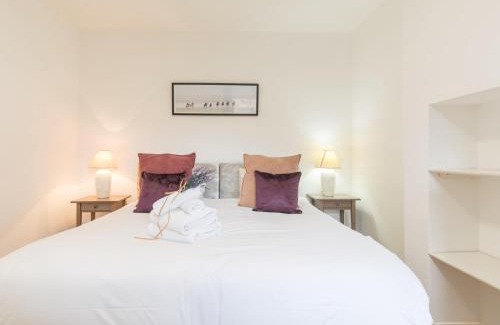 Sunninghill House | Pass the Keys Trendy Flat in Sunninghill's Village Atmosphere