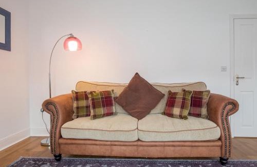 Sunninghill House | Pass the Keys Trendy Flat in Sunninghill's Village Atmosphere