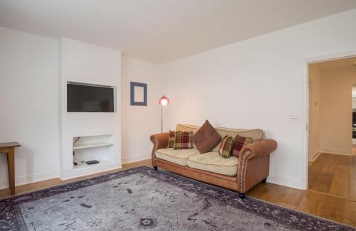 Sunninghill House | Pass the Keys Trendy Flat in Sunninghill's Village Atmosphere