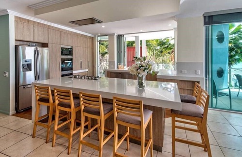 Hamilton Island Apartment | Pavillions 24, Marina Front Apartment on Hamilton Island