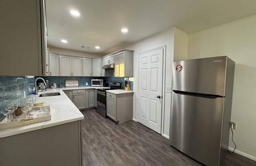 Hoschton House | Peaceful and Charming Getaway 4-bedroom home in Braselton with WiFi, AC