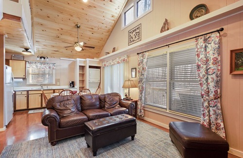 Beech Mountain Cabin | Peaceful Cabin Near Many Activities