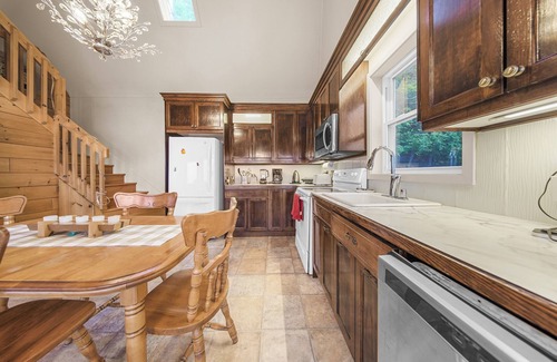 Lotbiniere Regional County Municipality Ski Chalet | Peaceful Chalet on the St. Lawrence – Spa, Views & Serenity