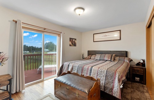 Woods Creek House | Peaceful country setting with Pickleball Court