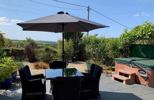 Lower Trengale Cottage | Peaceful hideaway with scenic views. Hot-tub & dog-friendly walled garden