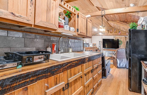 Oak Grove Cabin | Peaceful Kentucky Countryside Cabin w/Porch