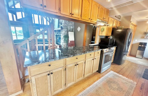 Berwick Cabin | Peaceful Lake Cabin with Hot Tub & Starry Views. Sleeps 10nComfortably!