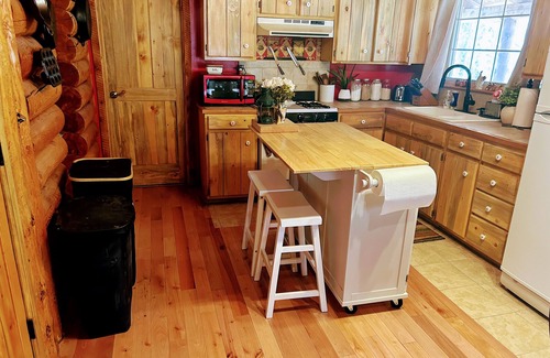 Chiloquin Cabin | Peaceful Log Cabin - Just 45 Minutes From Beautiful Crater Lake!