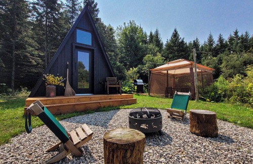South Glengarry Cabin | Peaceful off-grid forest experience with outdoor shower and walking trail.