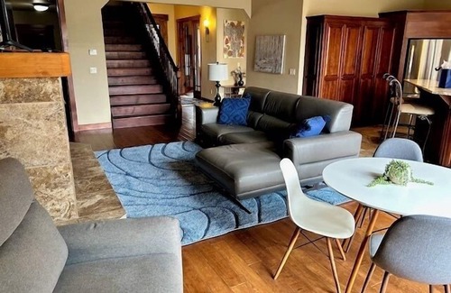 Mountain View House | Peaceful & Quiet, Hot Tub, Pool Table, Fire Pit, Walk to Dining