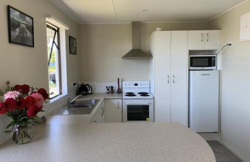 Te Kopuru House | Peaceful Riverfront cottage in small northland town