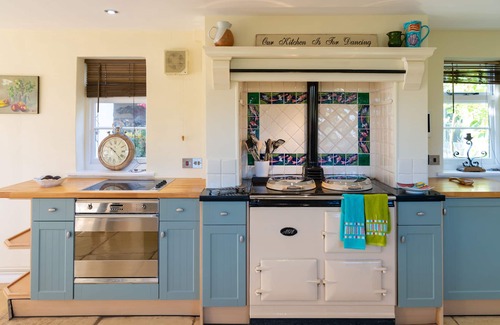 Langport Cottage | Peaceful Riverside Five bedroom Cottage in Somerset