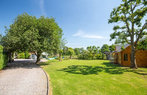 Langport Cottage | Peaceful Riverside Five bedroom Cottage in Somerset