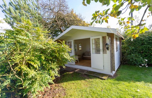Langport Cottage | Peaceful Riverside Five bedroom Cottage in Somerset